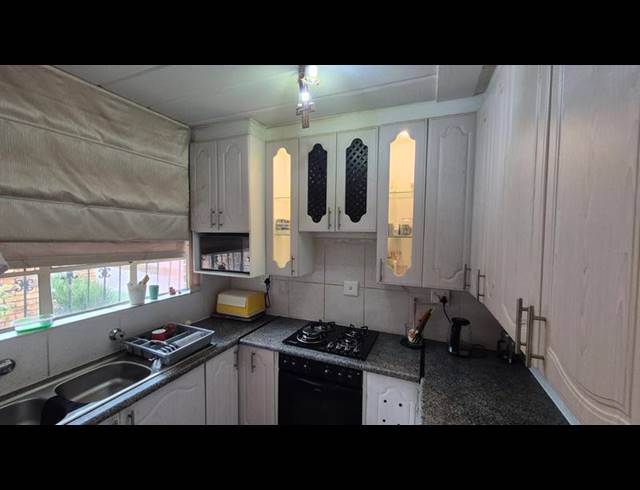 2 BEDROOM TOWNHOUSE FOR SALE IN DORANDIA